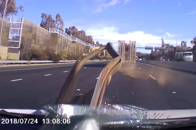 Część odpada z TIR-a