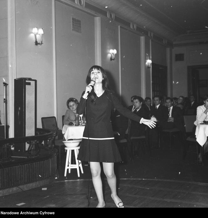 Nadia Rika podczas śpiewu. W tle wzmacniacz Burns Orbit