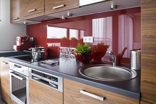 Szkło w kuchni: czerwony lacobel