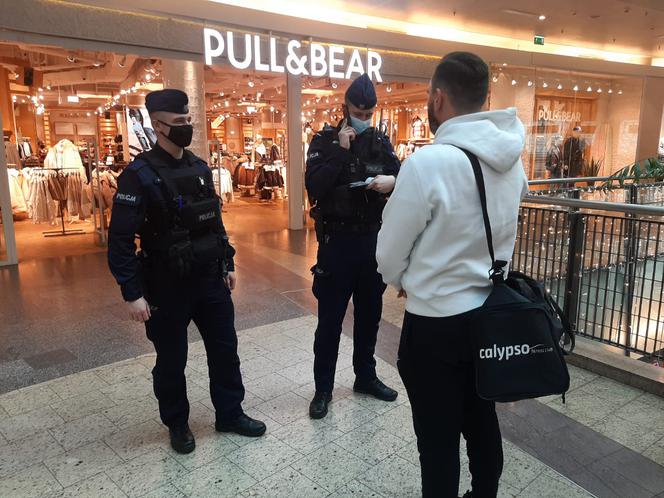 Policjanci szturmują galerie handlowe