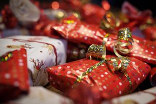 Święty Mikołaj, Aniołek, Gwiazdka, a może Dziadek Mróz lub Dzieciątko? Kto przynosi prezenty pod choinkę? W jakich rejonach Polski ich spotkamy? 