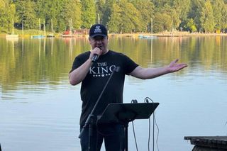 Poseł Michał Wójcik chce być nowym Elvisem Presleyem