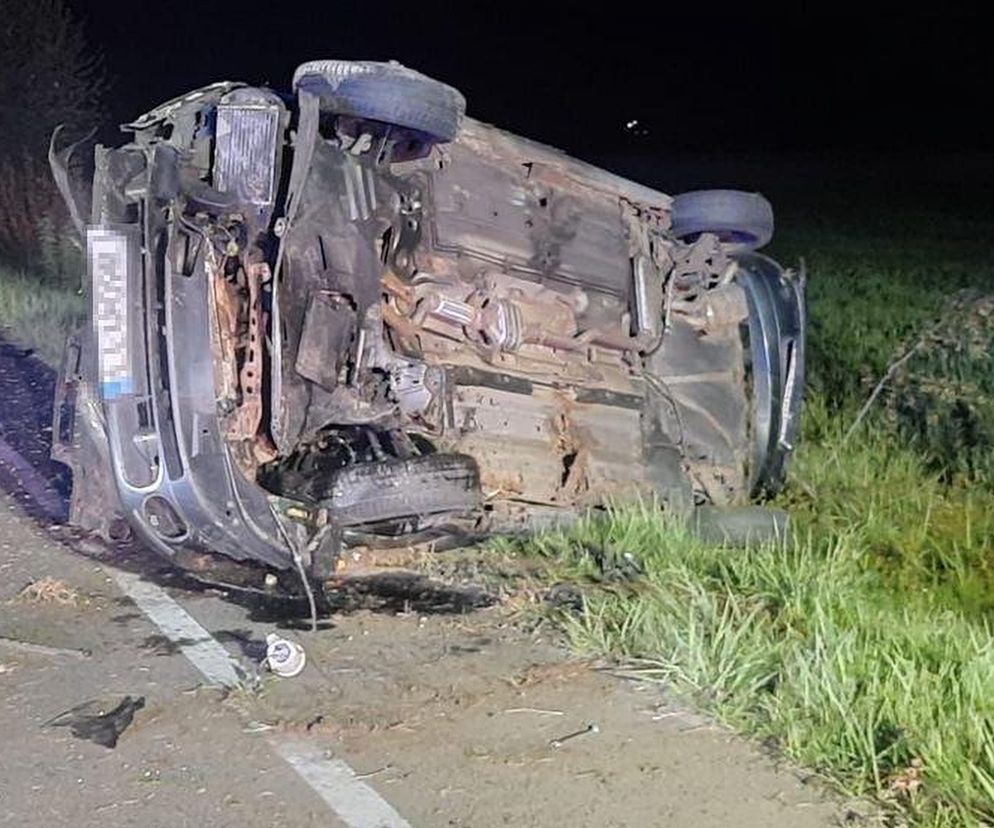 18-latka zdała prawo jazdy, ale egzamin na drodze oblała. Fiat dachował w rowie