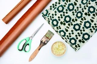 Potrzebne będą: uprana bawełniana szmatka, 10 dag wosku pszczelego albo sojowego, papier do pieczenia, nożyczki,  rondelek, żelazko, pędzel.