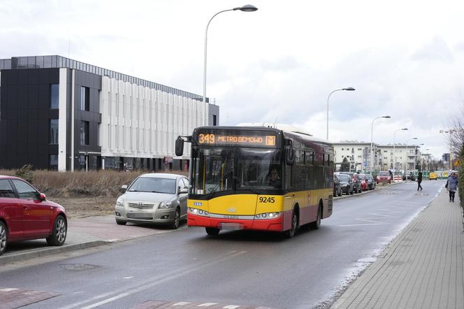 Autobus już może zakręcić. Koniec groteski przed przychodnią na Bemowie