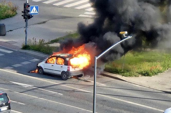 Pożar samochodu na rondzie Inwalidów w Łodzi