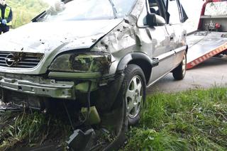Opel dachował na krętej drodze w Ryglicach. W środku zakleszczony, pijany mężczyzna