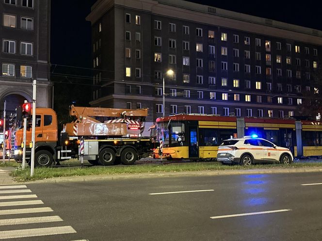 Groźny wypadek w Warszawie. Samochód i dwa tramwaje rozbite. Jeden z nich się wykoleił