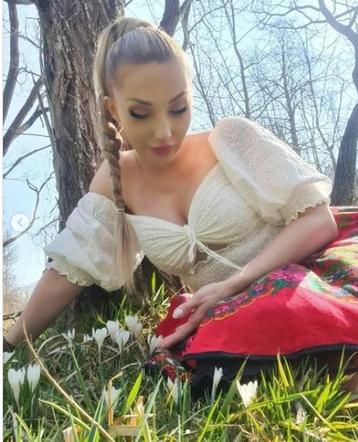  Cleo kusi głębokim dekoltem! Poczuła wiosnę