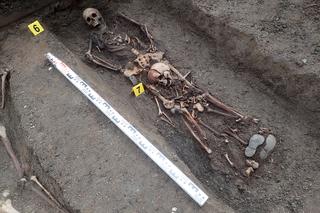 Masowy grób w ogrodzie we Wrocławiu