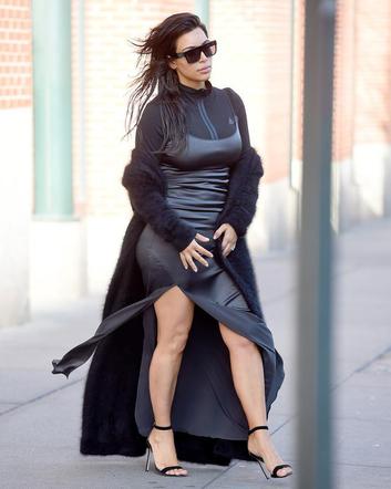 Kim Kardashian w sandałach