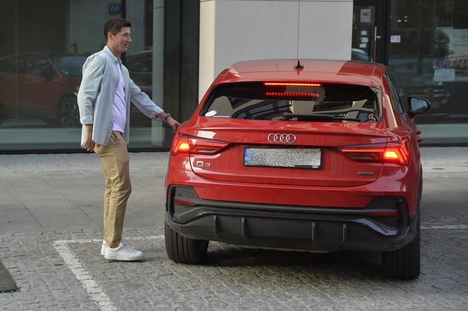 Robert Lewandowski wsiada do Audi Q3 Sportback