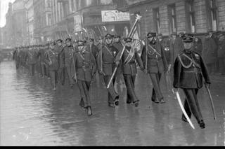 Defilady wojskowe na starych zdjęciach