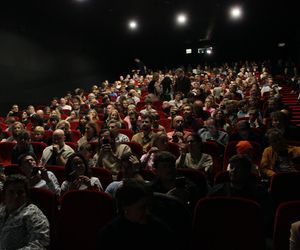 Wojciech Szczęsny z dziećmi na premierze filmu o sobie