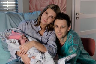 Koniec M jak miłość. Justyna po porodzie ucieknie z kraju z Krzyśkiem i córką w ostatnim 1808 odcinku! Kasia nie powstrzyma siostry?