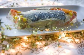Ryba w galarecie agar agar z kolorowymi warzywami