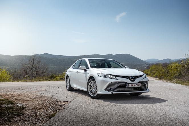 Toyota Camry 2.5 Hybrid Dynamic Force 218 KM e-CVT Executive