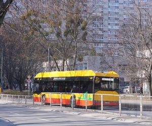 Przystanek przy Grzybowskiej do wymiany. To jeden z ostatnich tego typu w Warszawie