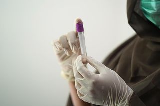 Nowy wariant Covid-19 o nazwie Nimbus rozprzestrzenia się na świecie! Oto podstawowe objawy tej mutacji koronawirusa