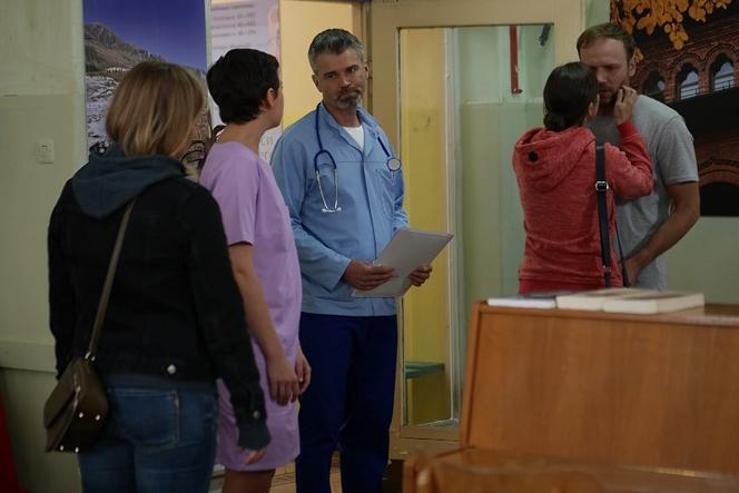 Pierwsza miłość, odcinek 3133, Janek (Maciej Mikołajczyk), Kinga (Aleksandra Zienkiewicz), Marysia (Aneta Zając)