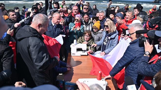 Najdłuższa flaga narodowa w Polsce mierzy ponad 2 km 700 metrów. To nowy rekord Polski!