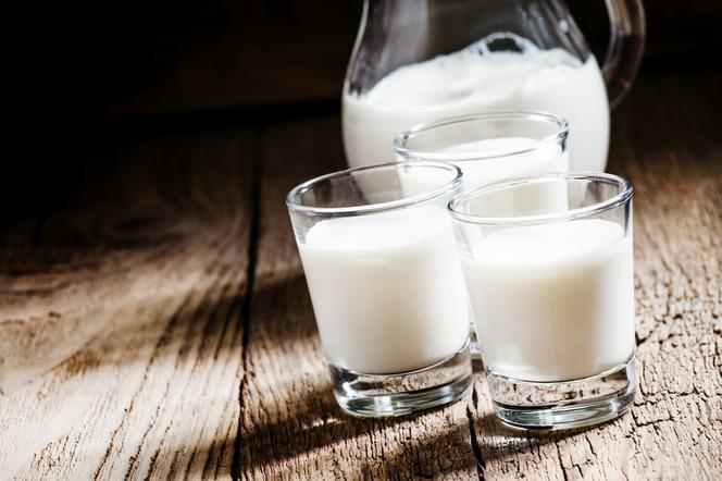 Jak zrobić domowy kefir i zsiadłe mleko? Dlaczego warto je pić w upały?