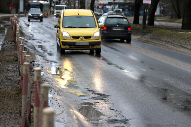 Kierowco, uważaj na jezdniach! Po zimie z dróg wyłażą mordercze dla auta dziury