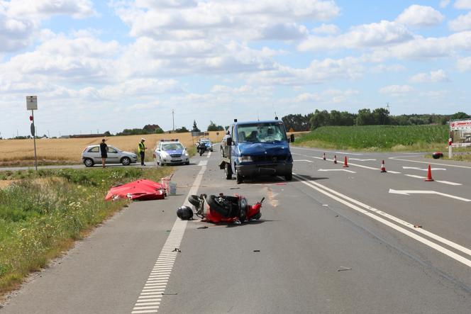 Dramatyczne zderzenie lawety ze skuterem w Mogilnie! Dwie osoby nie żyją! 