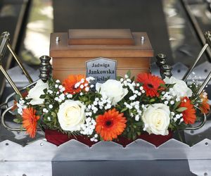 Ewa Błaszczcyk w niestandardowym stroju na pogrzebie Jadwigi Jankowskiej-Cieślak