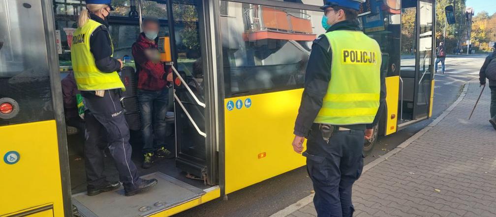 W Chorzowie i Świętochłowicach ruszyły zmasowane kontrole policji. Chodzi o maseczki w autobusach [ZDJĘCIA]