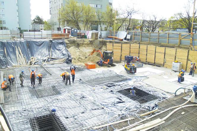 Budowa nowej inwestycji mieszkaniowej przy ul. Kruszewskiego. Widok od północy na ulicę Krypską