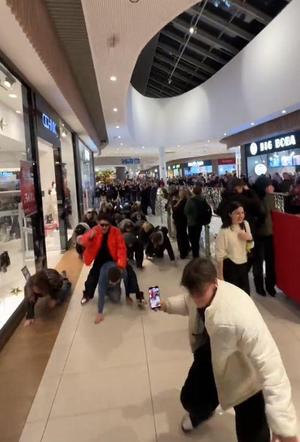 Król „pełzaków” na czele swojej armii. Nowe szalone wideo podbija internet, ludziom opadają ręce