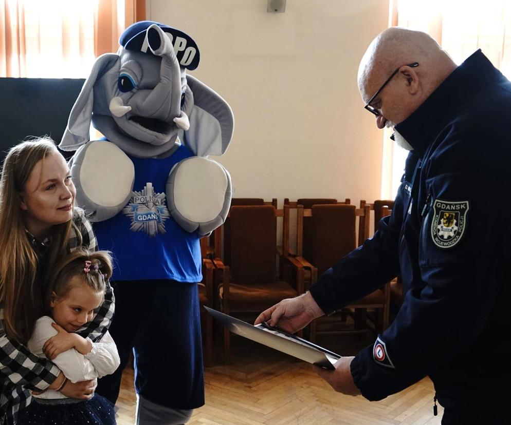 6-latka ogłoszona bohaterką. Za taką postawę policjanci nagrodzili ją prezentem