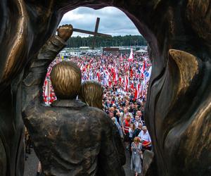 Tłumy z całej Polski na Podkarpaciu. W niedzielę odsłonięto kontrowersyjny pomnik