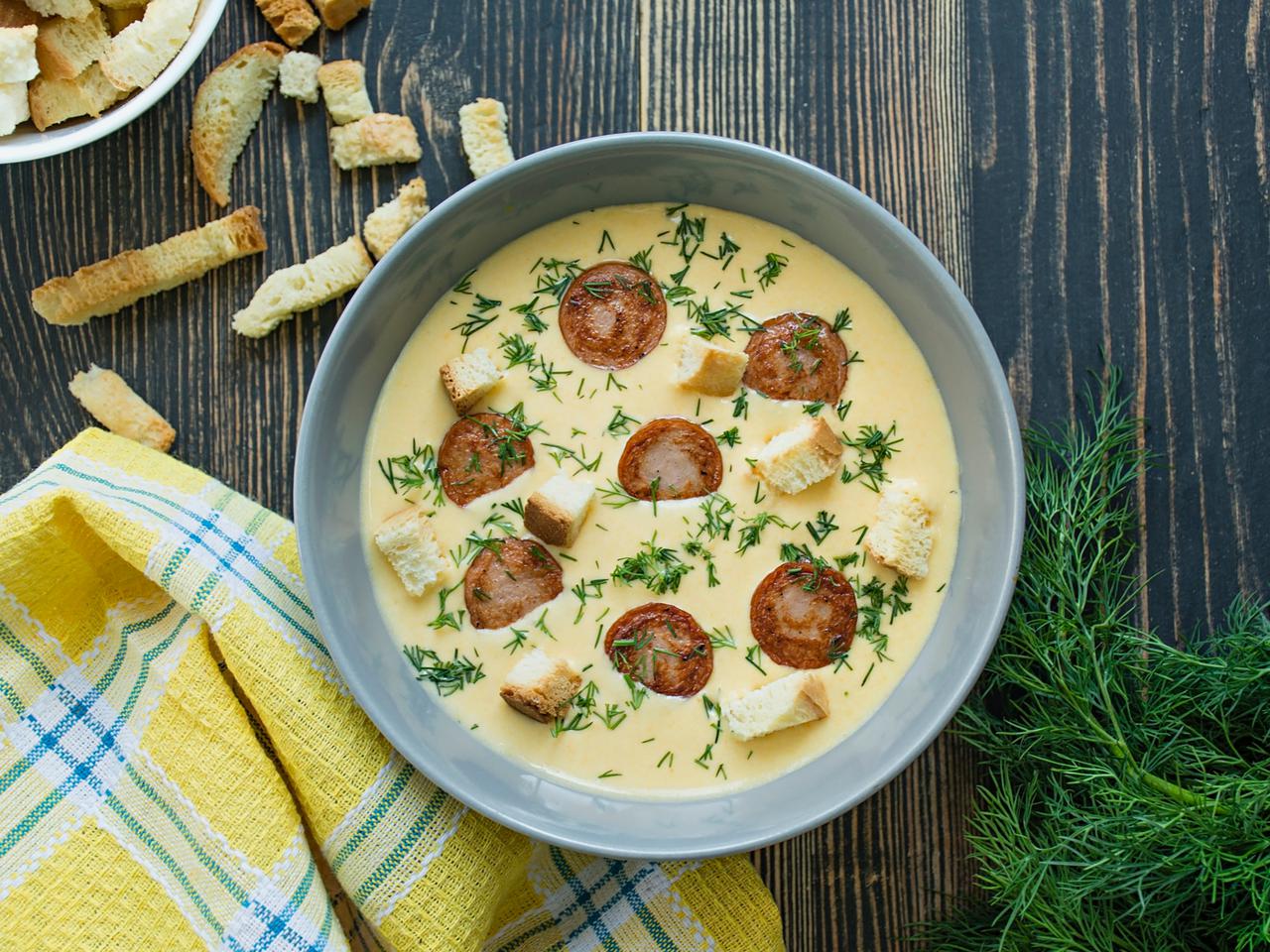 Kremowa zupa serowa z wybornym dodatkiem