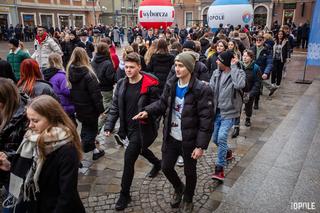 Maturzyści tańczą poloneza na Rynku w Opolu