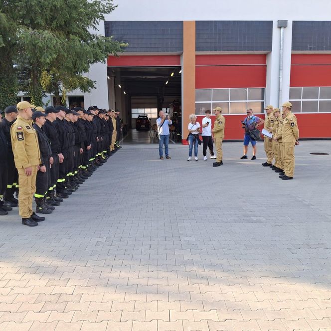 Strażacy z Wielkopolski jadą do zagrożonego powodzią Głogowa nad Odrą