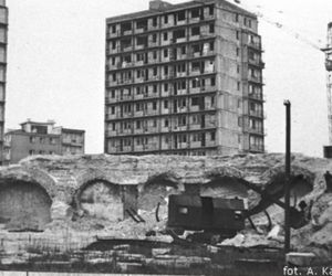 Pod ulicą w centrum Torunia odkryto... dawną wytwórnię lodu! Niezwykłe znalezisko sprzed 130 lat