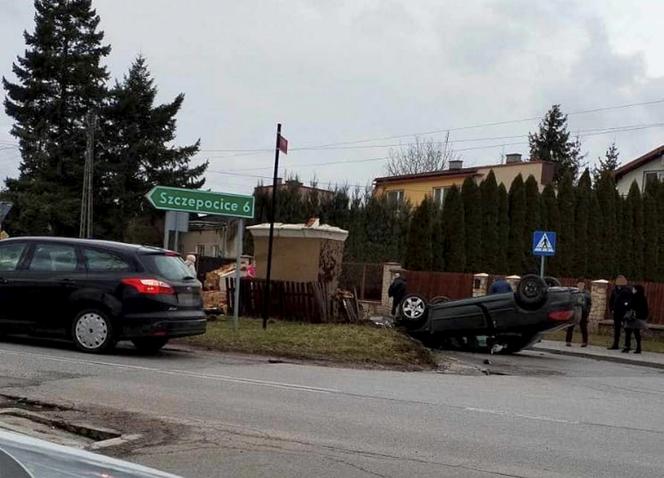 Radomsko. Kapliczka kompletnie zniszczona. Szokujący wypadek. Policja poszukuje mężczyzny z renaulta [ZDJĘCIA]