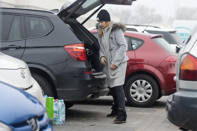 Joanna Koroniewiska robi zakupy z dzieckiem