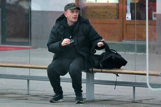 Bartek Żukowski pali na przystanku