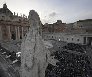 Hołdy na Placu Świętego Piotra.