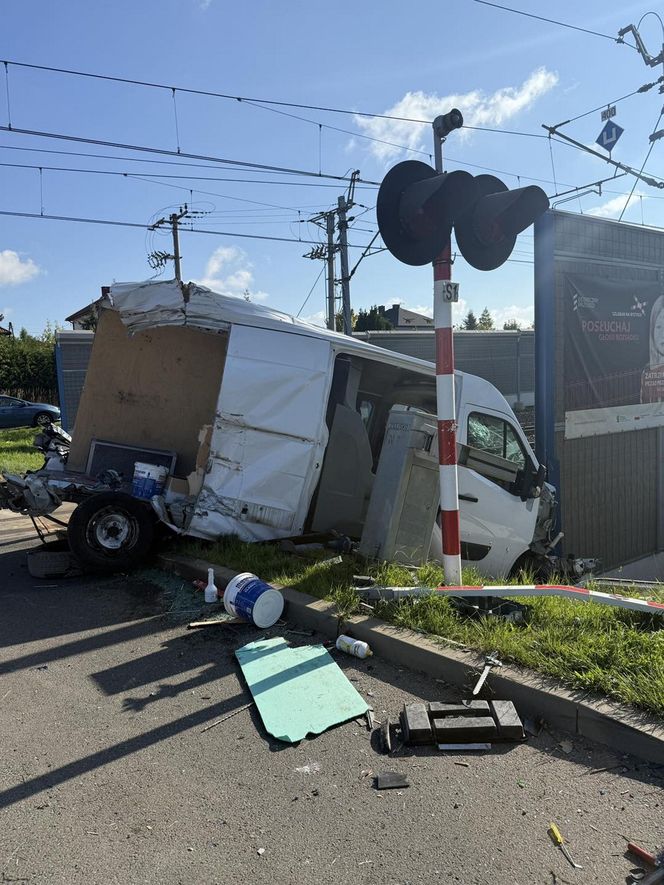 Dostawczak wjechał pod pociąg! Ogromne utrudnienia na kolei