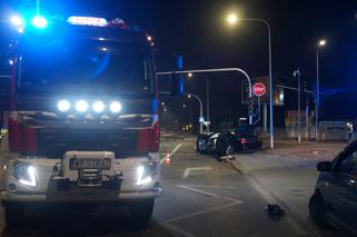 Potworne zderzenie toyoty z BMW w Piasecznie. Pogotowie zabrało rannego