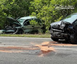 Koszmarny wypadek w Warszawie. Ojciec i syn w szpitalu. Z aut niewiele zostało