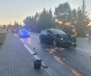 Tuchów. Zderzenie trzech samochodów osobowych na drodze wojewódzkiej