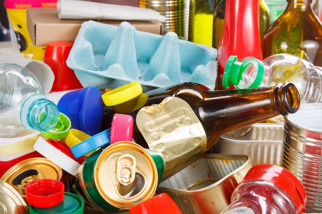Segregacja śmieci: czy opakowania z plastiku i szkła trzeba myć przed wyrzuceniem?