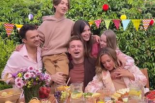 Barwy szczęścia nowy sezon na planie. Marysia (Nina Szumowska),Hubert (Marek Molak), Asia (Anna Gzyra), Emil (Artem Malaszczuk), Agata (Natalia Zambrzycka), Ignacy Kieliszewski (Olaf Staszkiewicz)