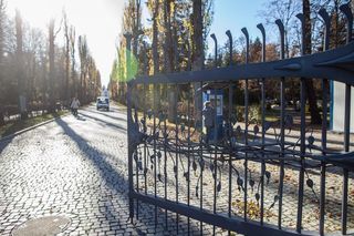 Opolscy kierowcy wciąż próbują wjeżdżać na największy cmentarz na Półwsi w Opolu