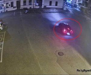 Brodnica: 19-latka z BMW uderzyła w budynek. Policja pokazała materiał z ulicy Mały Rynek
